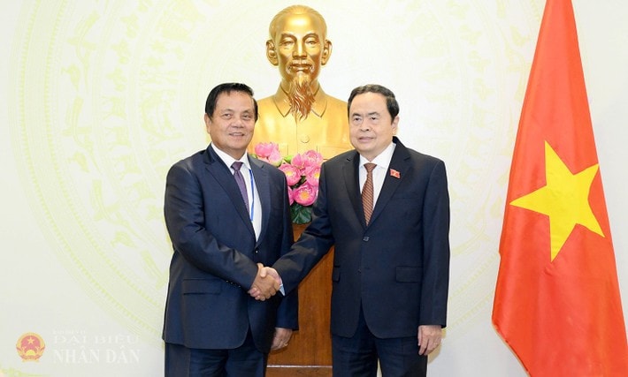 National Assembly Chairman Tran Thanh Man shakes hand with First Vice President of the Cambodian Senate Ouch Borith. Photo: Lam Hien tiep-cmpu-792.jpg