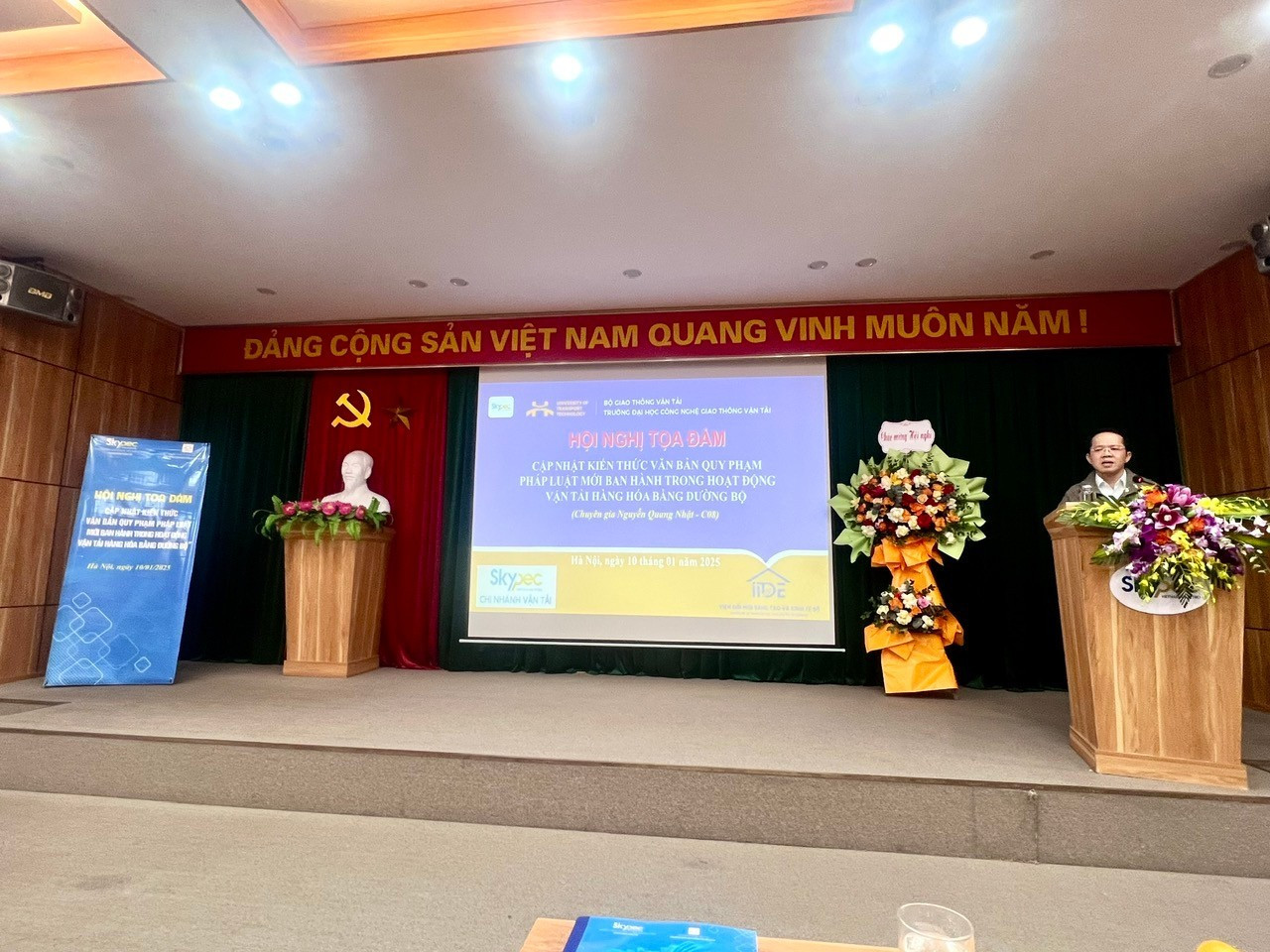chuyen-gia-cap-cao-ts-nguyen-quang-nhat-truong-phong-4-cuc-canh-sat-giao-thong-bo-cong-an-phat-bieu-tai-hoi-nghi.png