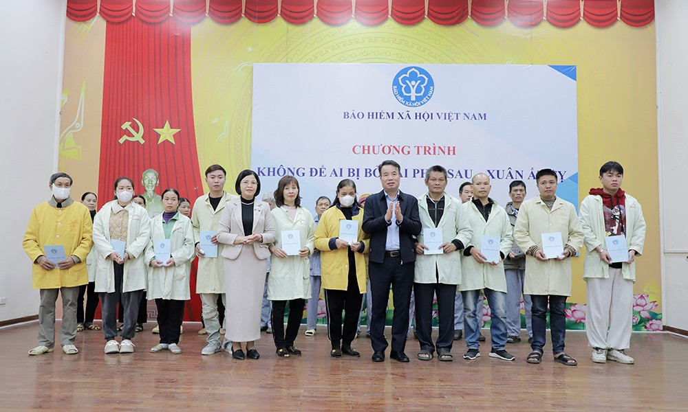 70 suất quà được trao tới các bệnh nhân bảo hiểm y tế có hoàn cảnh khó khăn tại BVĐK tỉnh Hòa Bình
