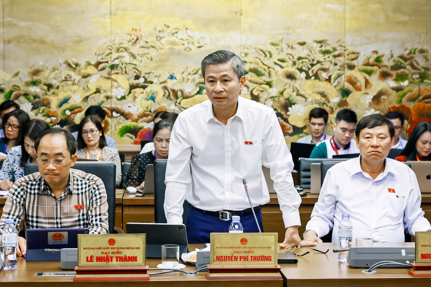 Các ĐBQH thành phố Hà Nội tích cực tham gia thảo luận tại Tổ và hội trường. Ảnh: P.Long