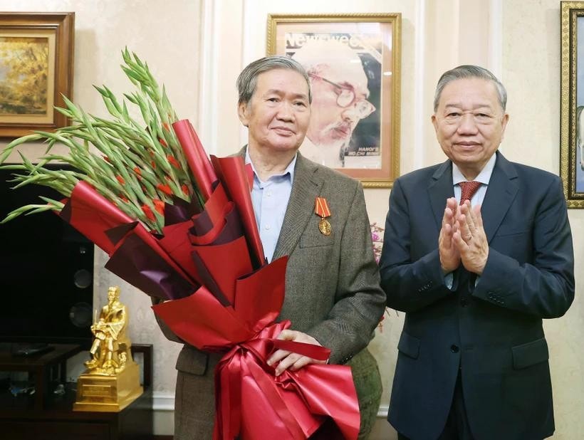 Thay mặt lãnh đạo Đảng, Nhà nước, Tổng Bí thư Tô Lâm trao Huân chương Hồ Chí Minh tặng đồng chí Đinh Thế Huynh. Ảnh: Thống Nhất/ TTXVN