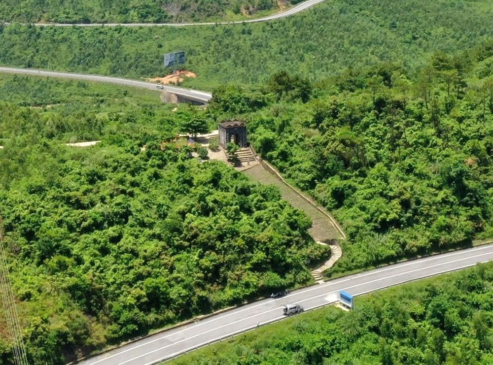 Hoành Sơn Quan nhìn từ trên cao. Ảnh: Phong Nha Explorer