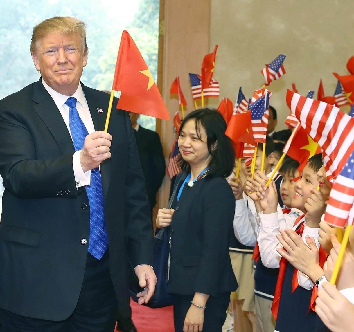 Hình ảnh Tổng thống Mỹ Donald Trump cầm lá cờ đỏ sao vàng trước khi bước vào phòng hội đàm tại Thượng đỉnh Mỹ - Triều tổ chức tại Việt Nam năm 2019 đã gây ấn tượng mạnh cho nhiều người. Ảnh: TTXVN