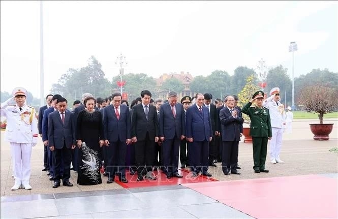 Party and State leaders pay tribute to President Ho Chi Minh at his mausoleum (Photo: VNA) d109fc64-b489-473c-a7ee-d2c8408dd34b-1.jpg