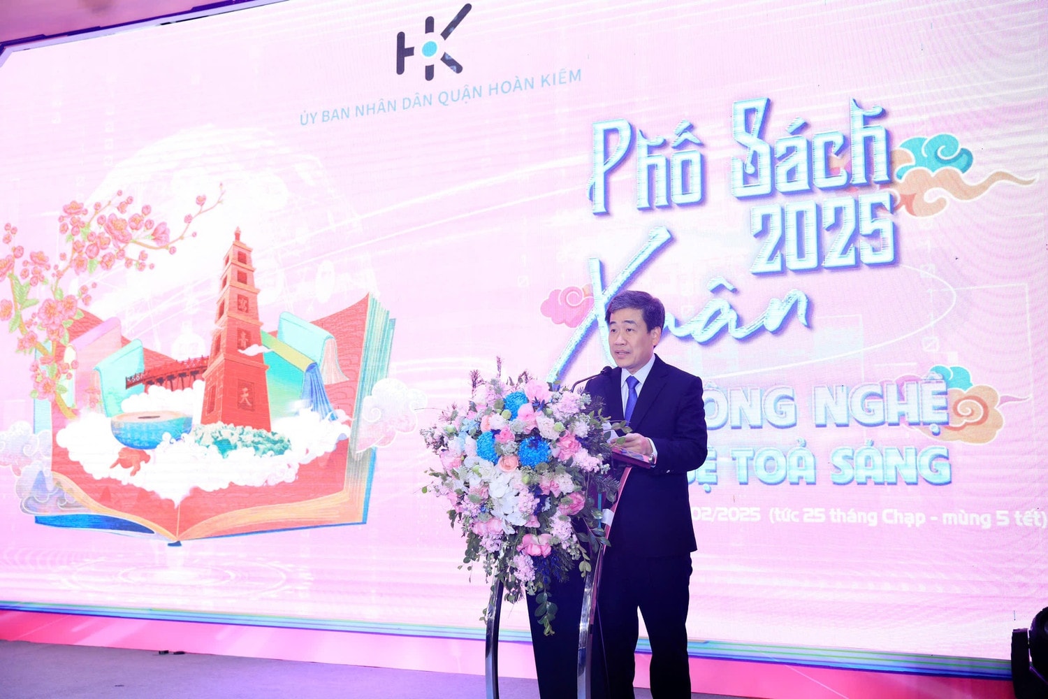 Phó Chủ tịch Thường trực UBND quận Hoàn Kiếm Nguyễn Quốc Hoàn phát biểu khai mạc Phố Sách Xuân Ất Tỵ. Ảnh: Anh Hải