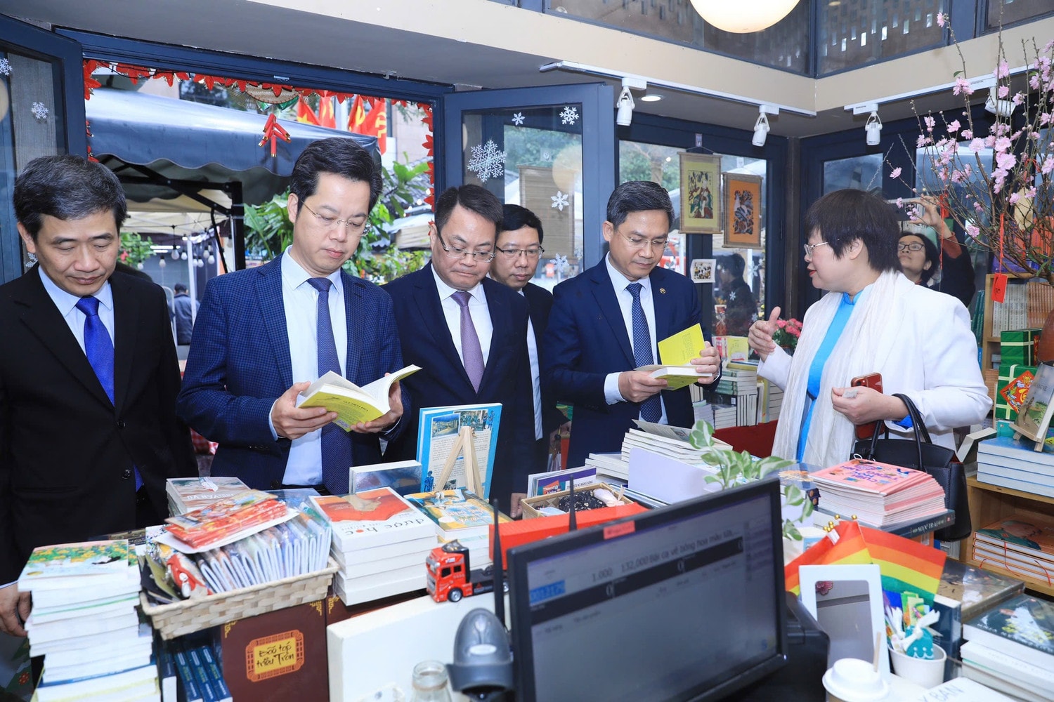 Các đại biểu tham quan gian hàng sách. Ảnh: Anh Hải