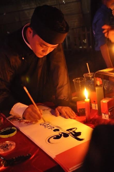 Chủ nhiệm Câu lạc bộ Thư pháp Việt UNESCO Phạm Đình Ngọc cho chữ