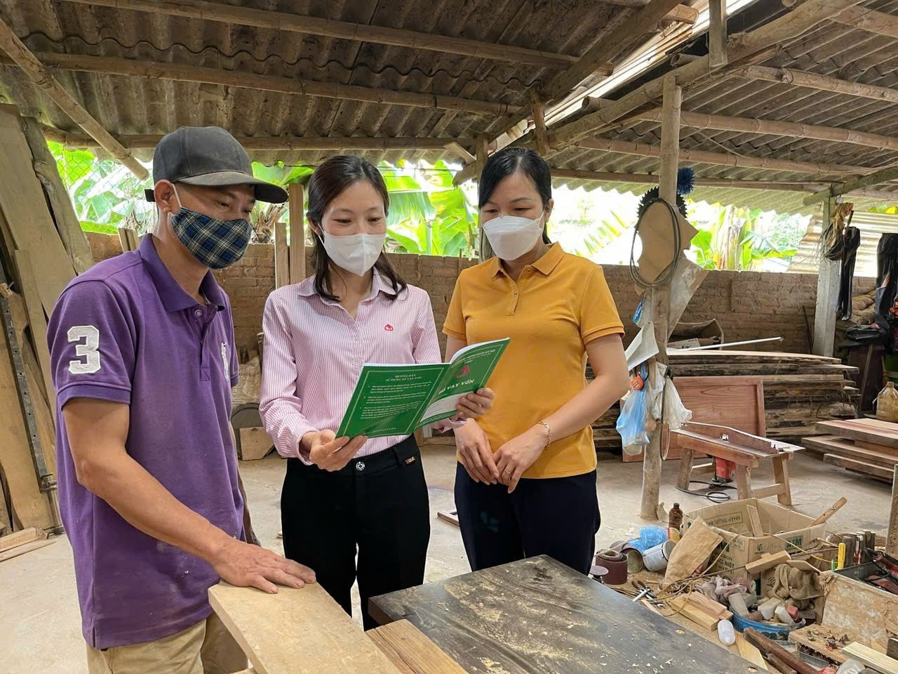 Cán bộ NHCSXH Cẩm Khê đồng hành với các hộ vay. Ảnh: M. Uyên