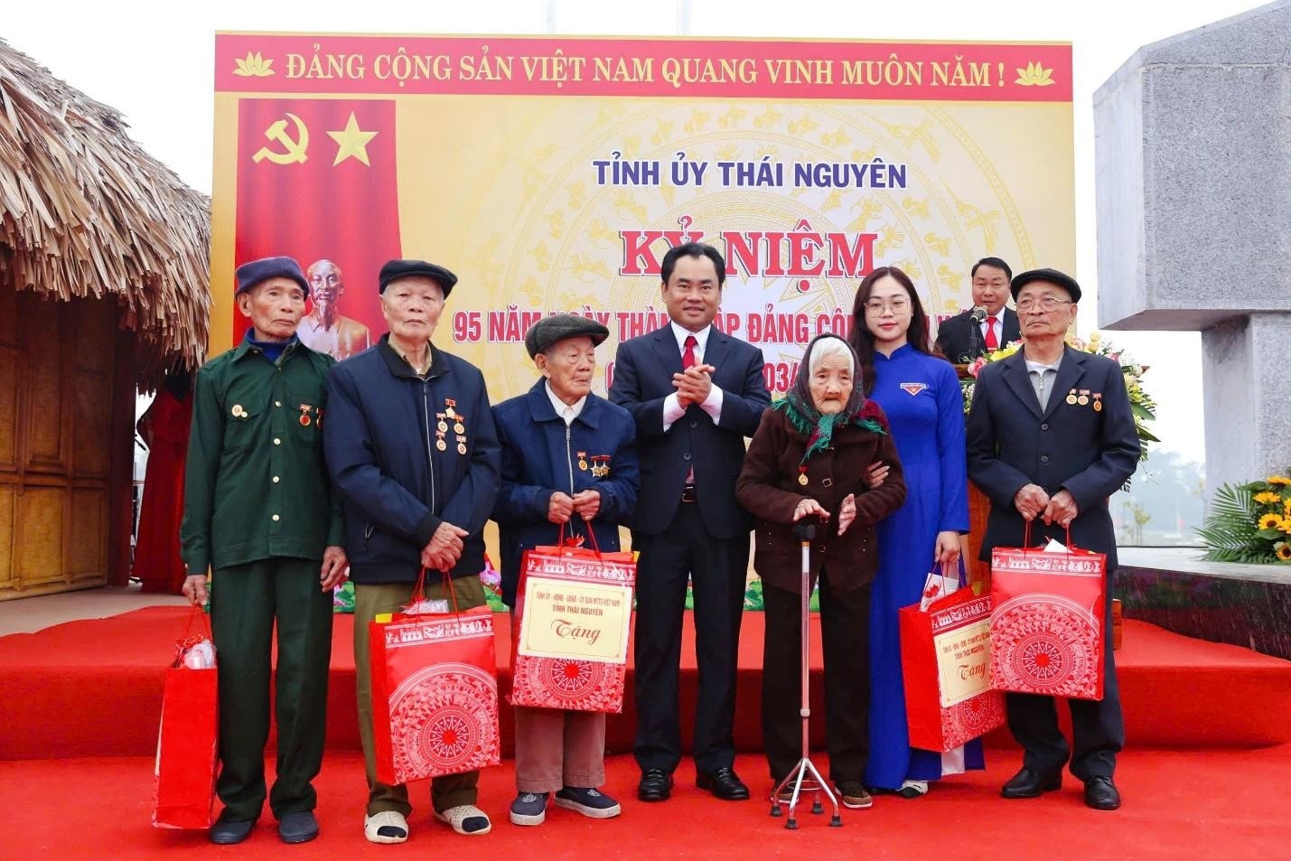 Bí thư Tỉnh ủy Trịnh Việt Hùng tặng quà 5 đảng viên cao tuổi của huyện Đại Từ