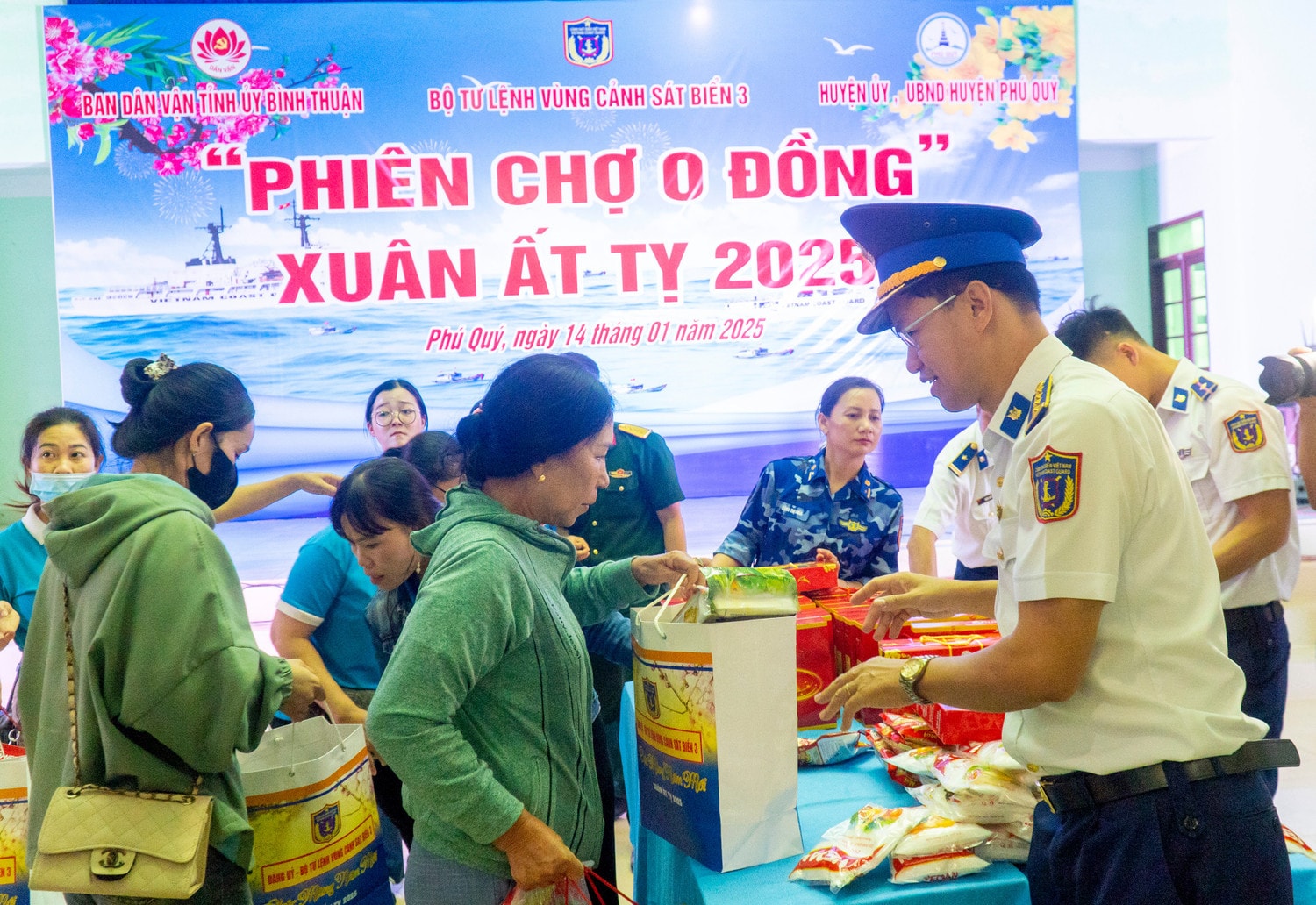 ba-con-nhan-dan-huyen-dao-phu-quy-tham-gia-va-nhan-qua-tet-tu-chuong-trinh-phien-cho-0-dong.jpg