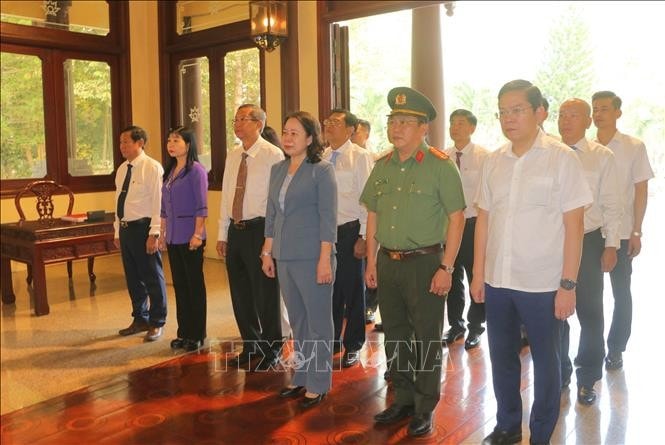 Phó Chủ tịch nước Võ Thị Ánh Xuân cùng Đoàn công tác đã về thăm và dâng hương, dâng hoa tại Khu lưu niệm Chủ tịch Tôn Đức Thắng ở xã Mỹ Hòa Hưng, thành phố Long Xuyên, tỉnh An Giang.