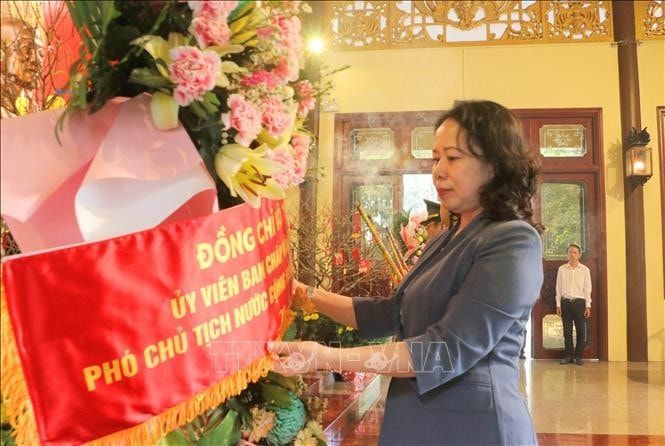 Phó Chủ tịch nước Võ Thị Ánh Xuân dâng hoa tưởng nhớ Chủ tịch Tôn Đức Thắng tại Khu lưu niệm Chủ tịch Tôn Đức Thắng, ở xã Mỹ Hòa Hưng, thành phố Long Xuyên, tỉnh An Giang.
