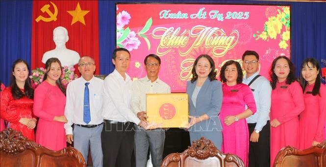 Phó Chủ tịch nước Võ Thị Ánh Xuân tặng quà Tết cho cán bộ, nhân viên Ban Quản lý Khu lưu niệm Chủ tịch Tôn Đức Thắng.