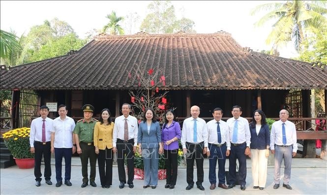 Phó Chủ tịch nước Võ Thị Ánh Xuân trước nhà lưu niệm thời niên thiếu của Bác Tôn, tại xã Mỹ Hòa Hưng, thành phố Long Xuyên, tỉnh An Giang.