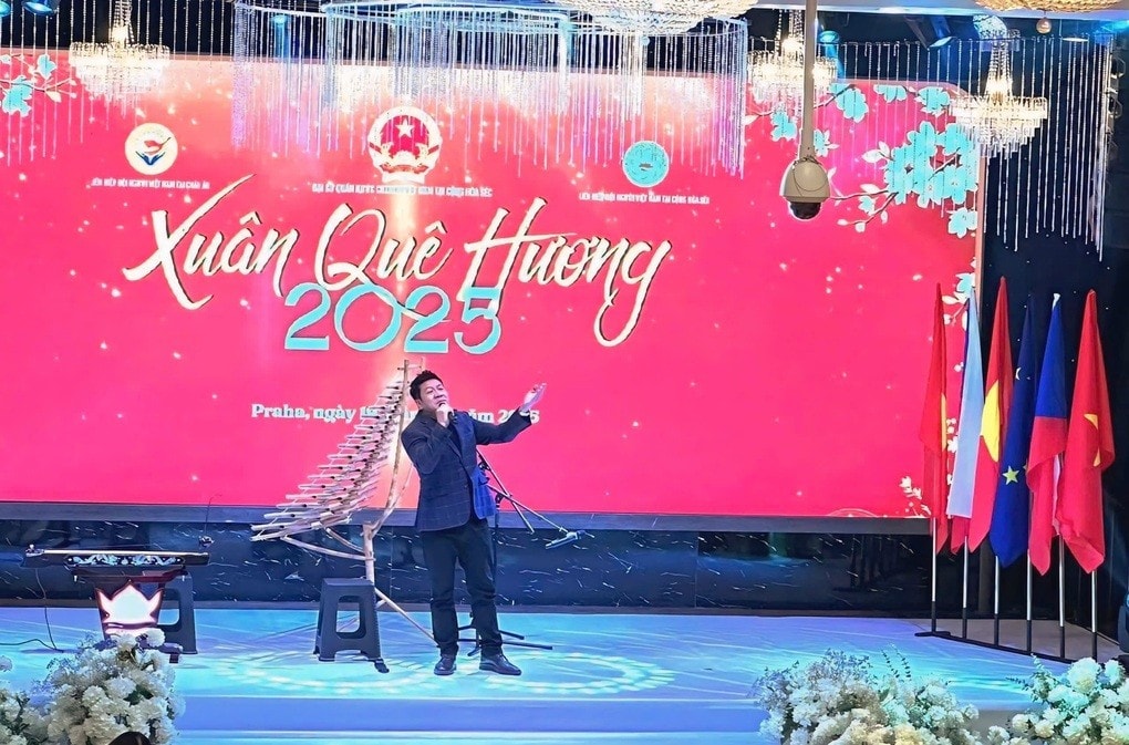 NSND Đỗ Quốc Hưng biểu diễn trong chương trình Xuân Quê hương tại Cộng hòa Czech. Ảnh: HVANQGVN