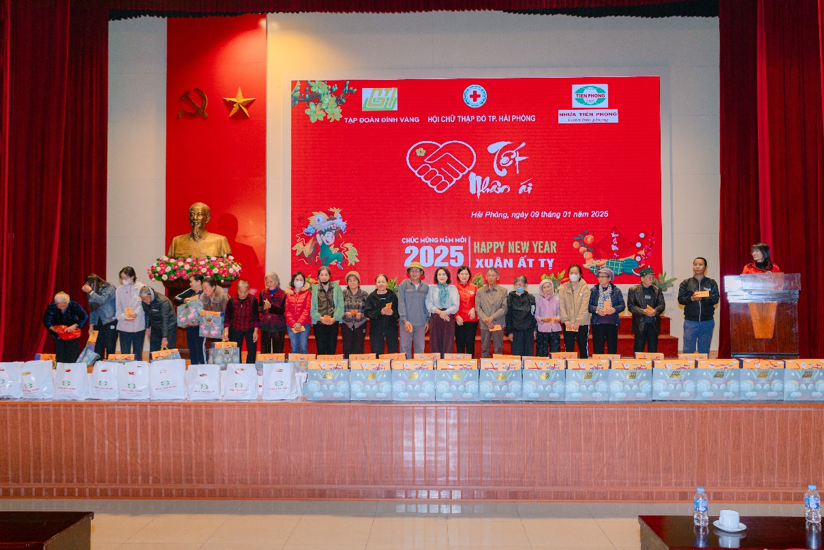Trao quà Tết Ất Ty 2025 tại Quận Dương Kinh – TP Hải Phòng