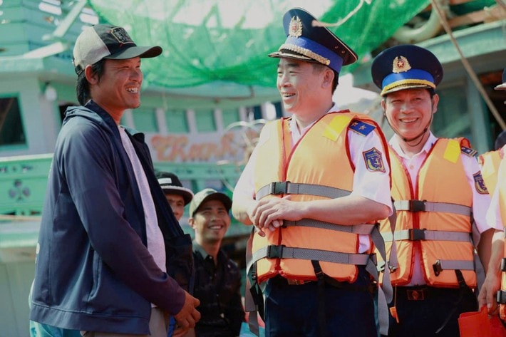 tro-chuyen-voi-ngu-dan.jpg