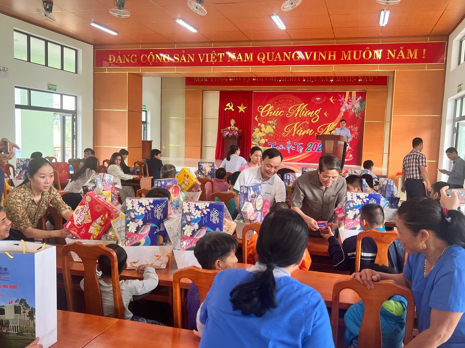 Phó Chủ tịch Quốc hội Nguyễn Đức Hải ân cần thăm hỏi bà con tại Trung tâm bảo trợ xã hội tỉnh Quảng Nam