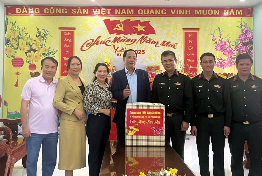 Phó Chủ tịch Quốc hội Trần Quang Phương thăm, chúc tết cán bộ chiến sĩ Thị đội Đức Phổ