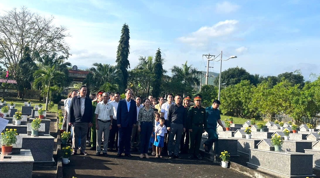 Phó Chủ tịch Quốc hội, Thượng tướng Trần Quang Phương và Đoàn dâng hương tưởng niệm các Anh hùng liệt sỹ tại Nghĩa trang liệt sỹ Phổ Vinh