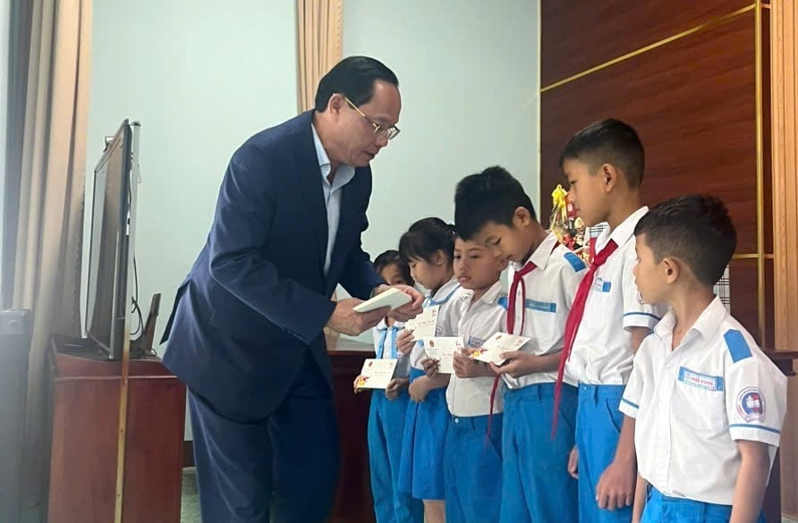 Phó Chủ tịch Quốc hội, Thượng tướng Trần Quang Phương trao quà cho các học sinh có hoàn cảnh khó khăn của Trường Tiểu học phường Phổ Vinh, Thị xã Đức Phổ