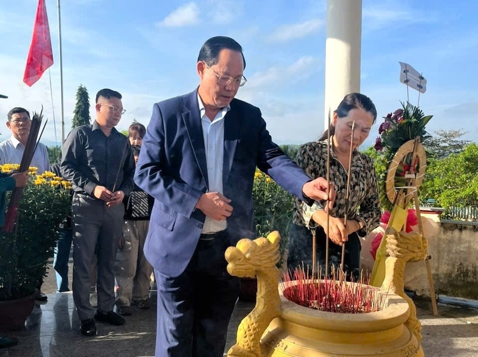 Phó Chủ tịch Quốc hội, Thượng tướng Trần Quang Phương thắp hương tưởng niệmcác Anh hùng liệt sĩ tại Nghĩa trang Liệt sĩ Phổ Vinh