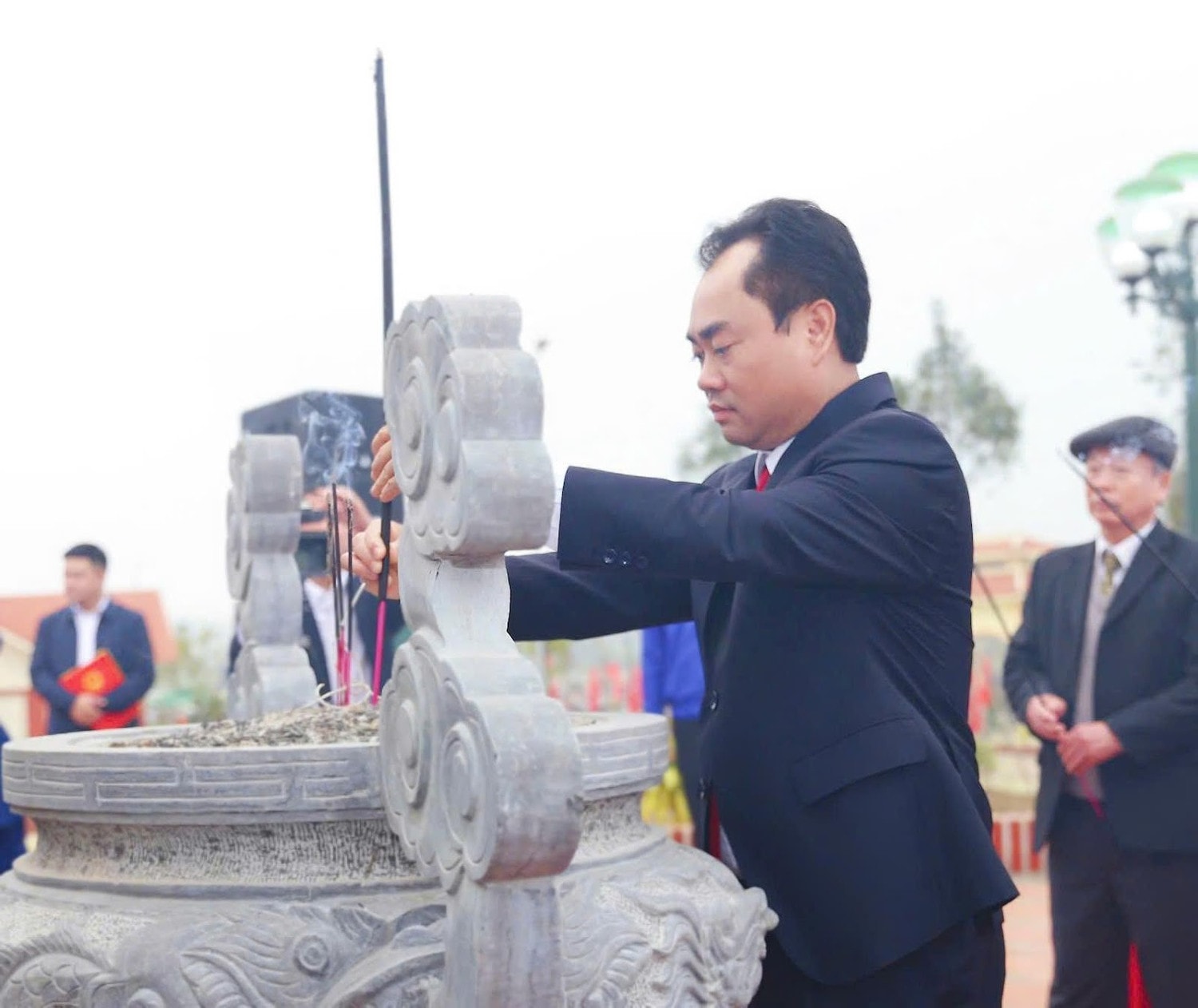 Bí thư Tỉnh ủy Thái Nguyên Trịnh Việt Hùng dâng hương tại Di tích lịch sử quốc gia Nơi thành lập cơ sở Đảng Cộng sản đầu tiên của Đảng bộ tỉnh Thái Nguyên