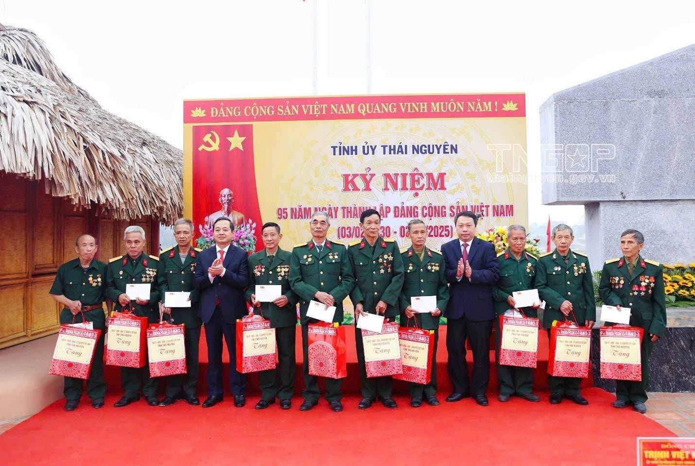 Phó Bí thư Thường trực Tỉnh ủy, Chủ tịch HĐND tỉnh Phạm Hoàng Sơn và Phó Bí thư Tỉnh ủy, Chủ tịch UBND tỉnh Nguyễn Huy Dũng tặng quà các gia đình chính sách trên địa bàn huyện Đại Từ