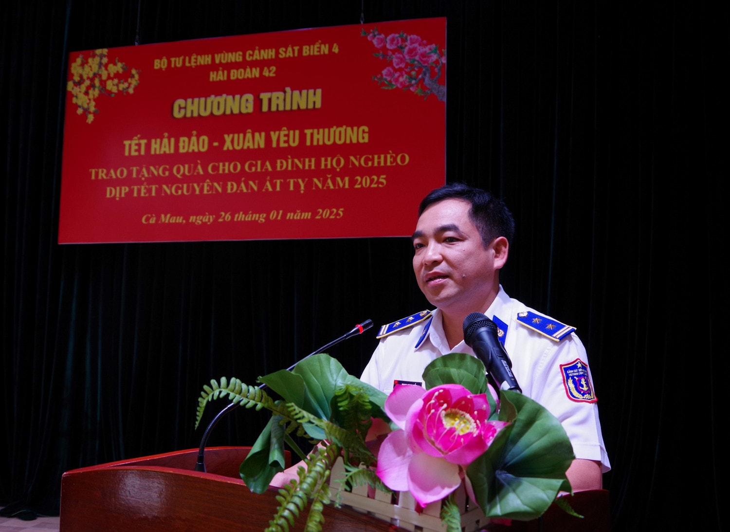 Bí thư Đảng ủy, Chính ủy Hải đoàn, Trung tá Trịnh Minh Hiển phát biểu tại buổi trao quà