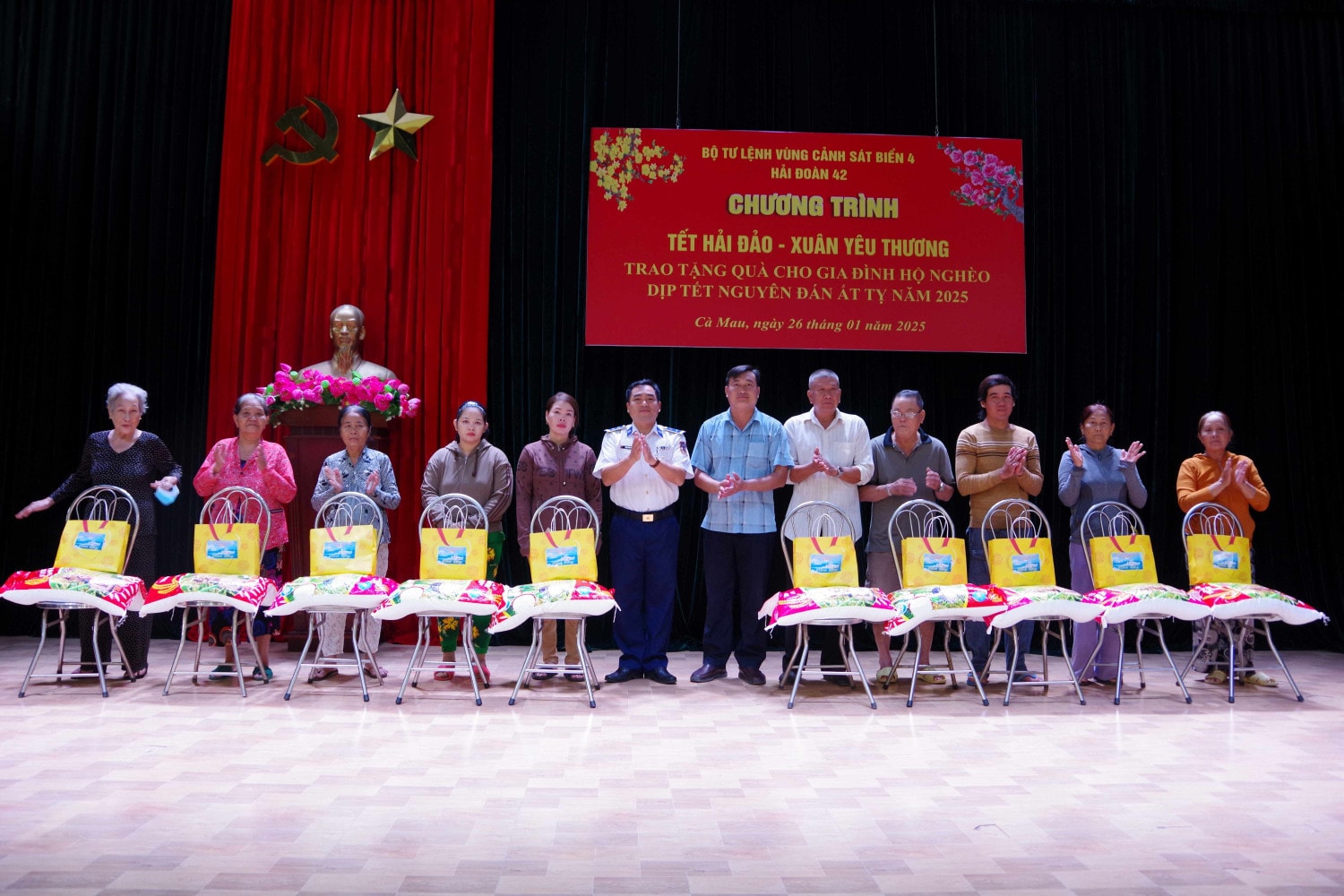 Đại diện Hải đoàn 42 trao tặng quà Tết cho người dân huyện Năm Căn