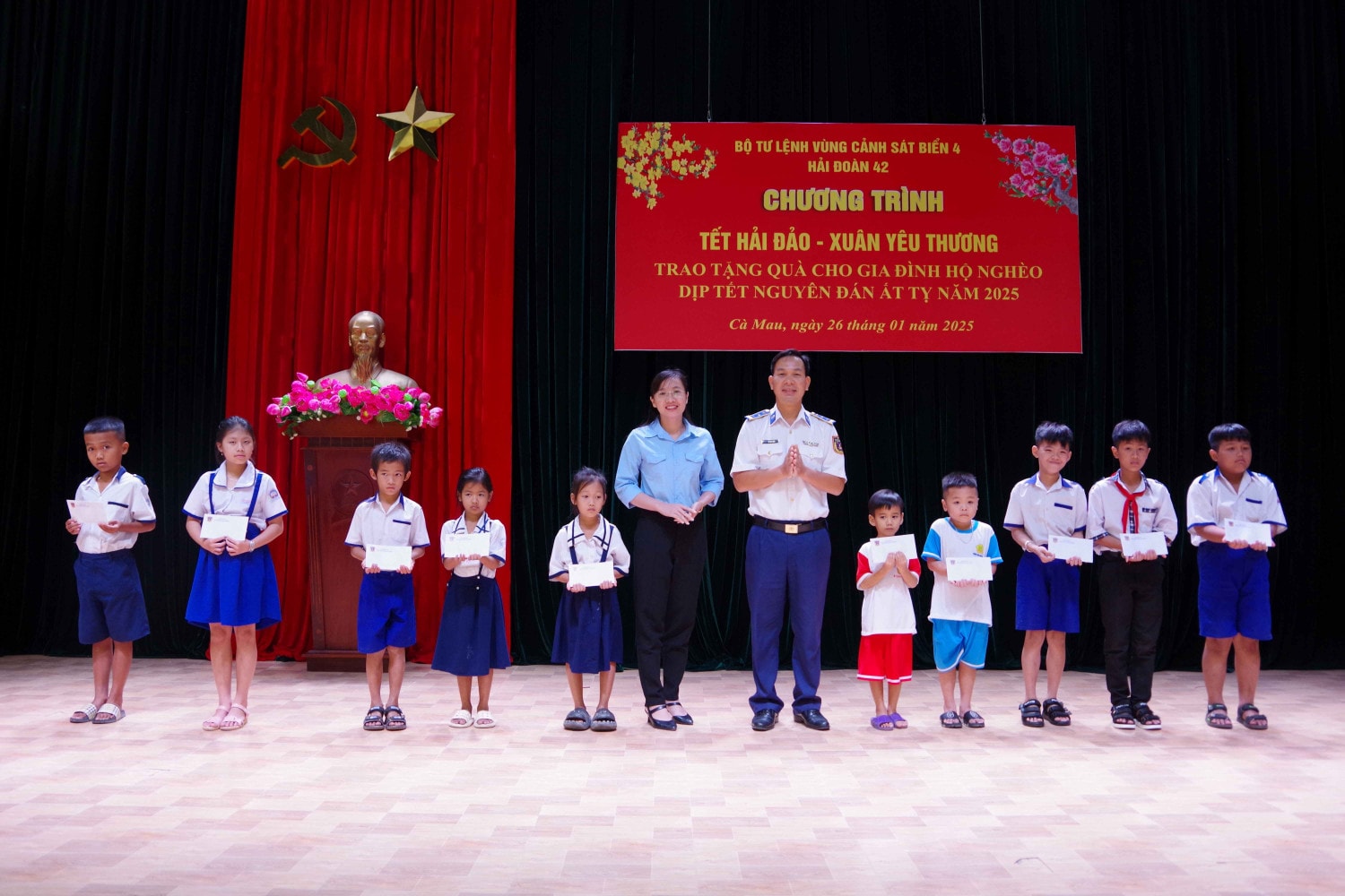 Đại diện Hải đoàn 42 trao quà cho học sinh nghèo vượt khó