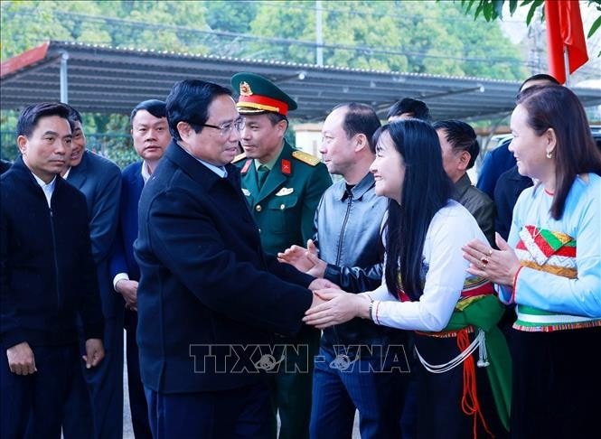 Thủ tướng Phạm Minh Chính với nhân dân các dân tộc huyện Ngọc Lặc, tỉnh Thanh Hóa. Ảnh: Dương Giang/TTXVN