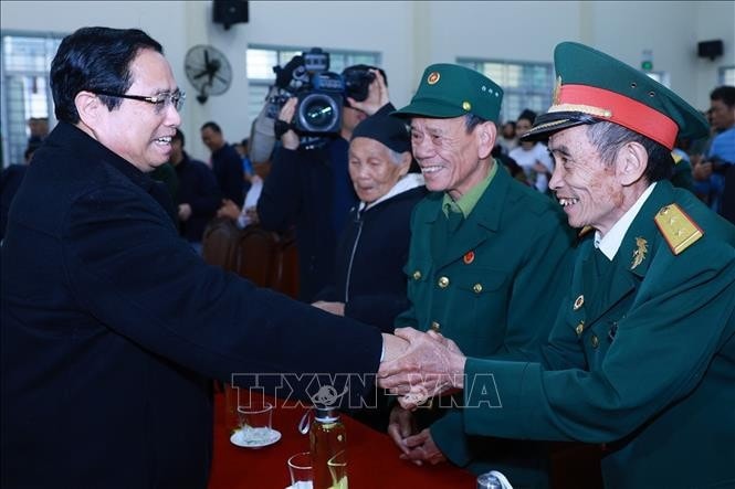 Thủ tướng Phạm Minh Chính chúc Tết gia đình chính sách huyện Ngọc Lặc, tỉnh Thanh Hóa. Ảnh: Dương Giang/TTXVN