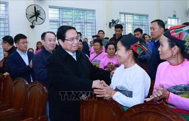 Thủ tướng Phạm Minh Chính chúc Tết nhân dân các dân tộc huyện Ngọc Lặc, tỉnh Thanh Hóa. Ảnh: Dương Giang/TTXVN