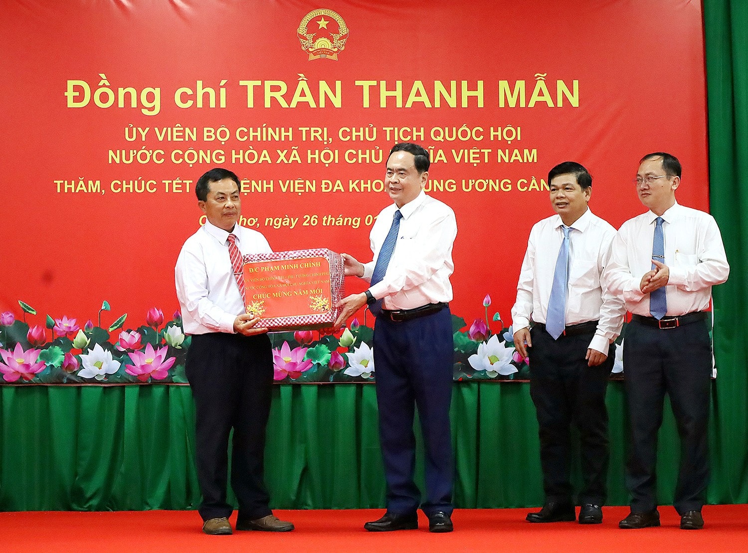 Chủ tịch Quốc hội Trần Thanh Mẫn trao quà tặng lãnh đạo Bệnh viện đa khoa Trung ương TP. Cần Thơ. Ảnh: Nguyễn Hành