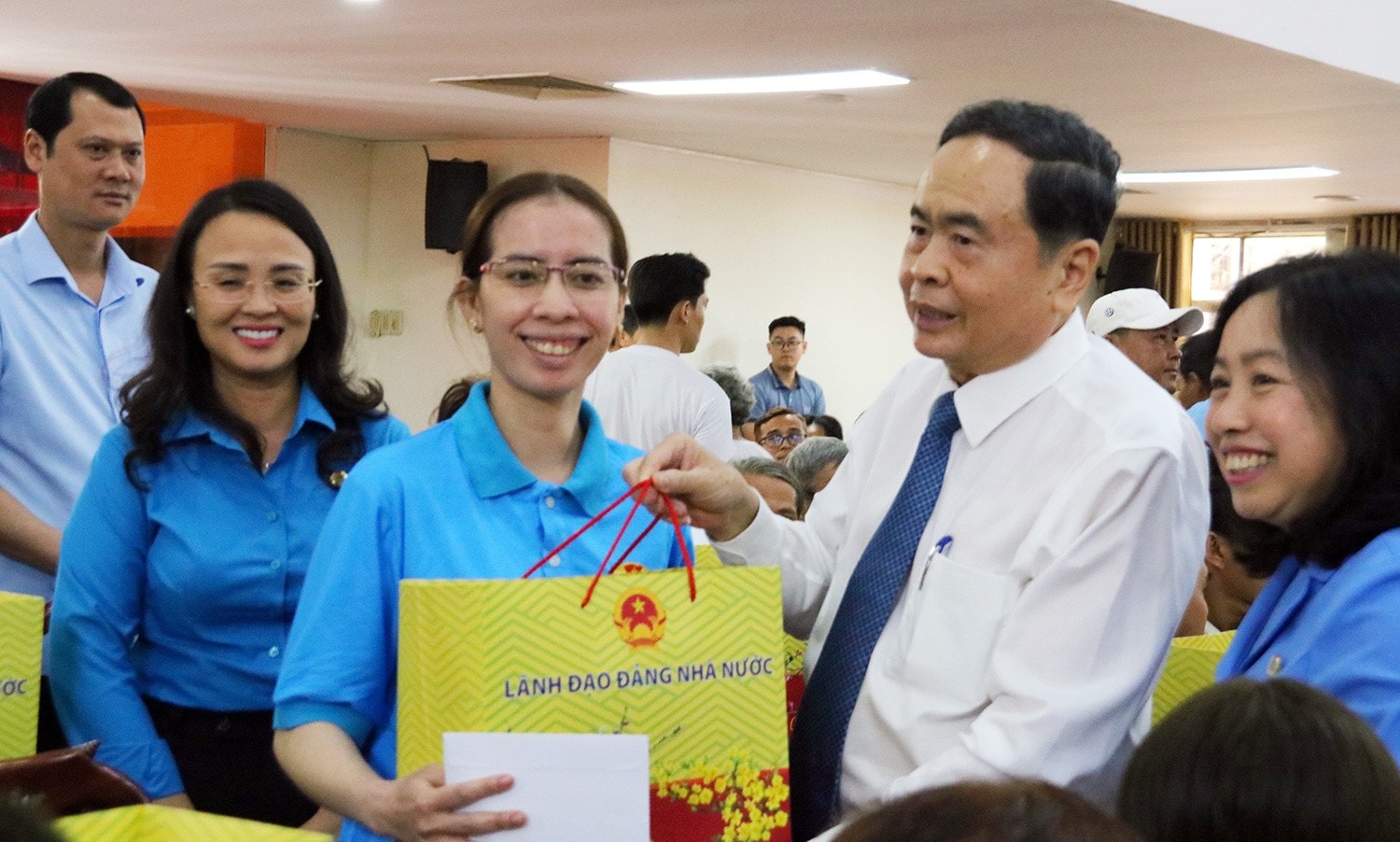 Chủ tịch Quốc hội Trần Thanh Mẫn tặng quà Tết công nhân, người lao động khó khăn trên địa bàn TP. Cần Thơ. Ảnh: Nguyễn Hành