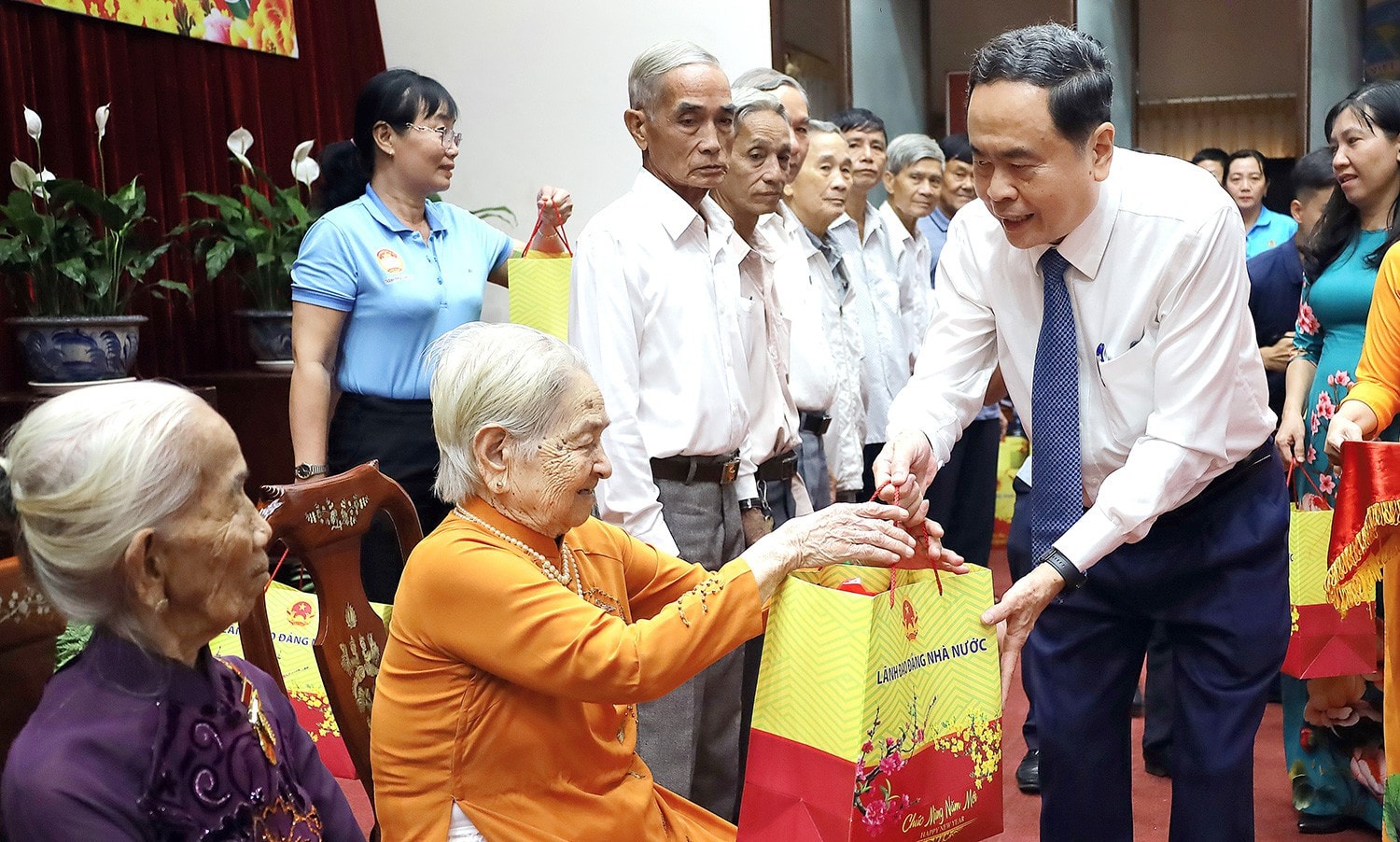 Chủ tịch Quốc hội Trần Thanh Mẫn tặng quà Tết gia đình chính sách, người có công với cách mạng; hộ gia đình nghèo trên địa bàn TP. Cần Thơ. Ảnh: Nguyễn Hành