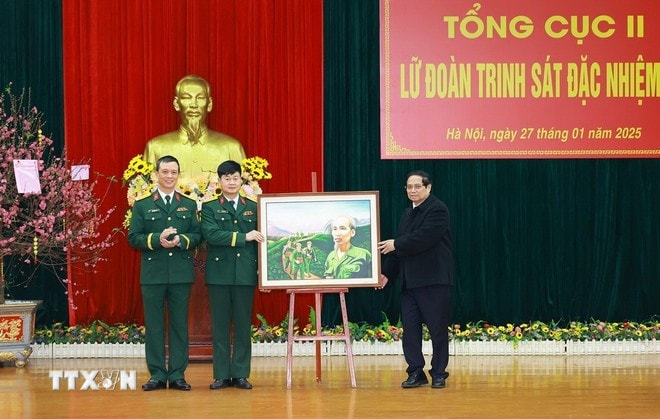 Thủ tướng Phạm Minh Chính tặng bức tranh Bác Hồ cho Lữ đoàn Trinh sát đặc nhiệm K3. Ảnh: Dương Giang/TTXVN