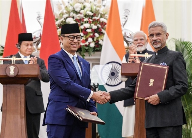 Indonesia and India sign a series of agreements under witness of Indonesian President Prabowo Subianto (left) and Indian Prime Minister Narendra Modi (right). — ANI/VNA Photo img-3525.jpg