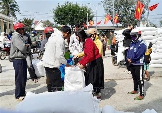 People in difficult circumstances receive rice aid on the occasion of the Lunar New Year Festival in Lak district, Dak Lak province. (Photo: VNA) img-3518.jpg