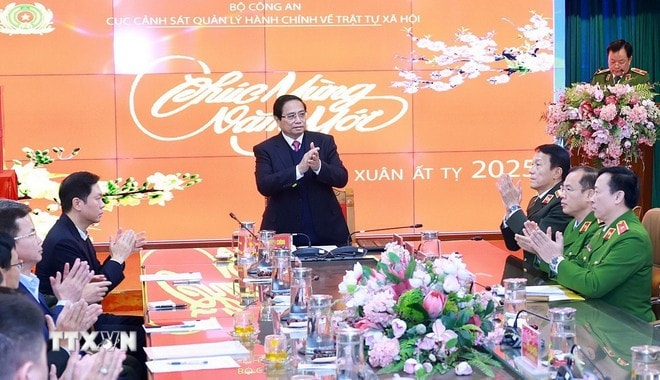 Thủ tướng Phạm Minh Chính thăm, chúc Tết cán bộ, chiến sỹ Cục Cảnh sát quản lý hành chính về trật tự xã hội (C06). Ảnh: Dương Giang/TTXVN