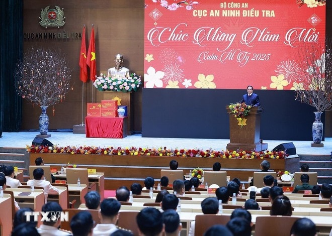 Thủ tướng Phạm Minh Chính chúc Tết, giao nhiệm vụ cho cán bộ, chiến sỹ Cục An ninh điều tra (A09). Ảnh: Dương Giang/TTXVN