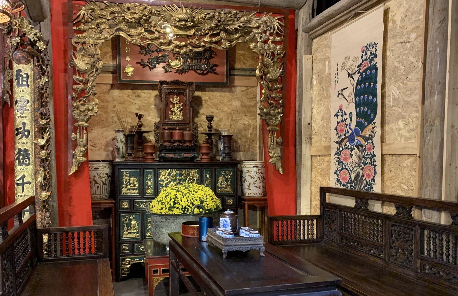 Không gian thờ phụng trang nghiêm, thể hiện tín ngưỡng của người dân đồng bằng Bắc Bộ
