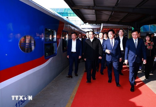 Thủ tướng Phạm Minh Chính kiểm tra tuyến đường sắt du lịch cao cấp của Tổng Công ty Đường sắt Việt Nam. Ảnh: Dương Giang/TTXVN