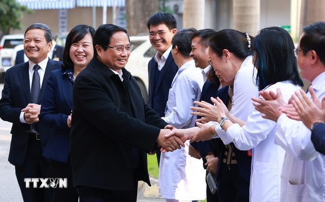 Thủ tướng Phạm Minh Chính thăm, chúc Tết cán bộ, y sỹ, bác sỹ và nhân viên y tế Bệnh viện Phổi trung ương. Ảnh: Dương Giang/TTXVN