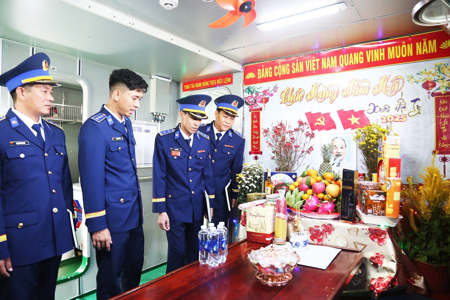 ban-to-chuc-cham-phong-don-xuan-tau-tau-csb-4031-hai-doi-301.jpg