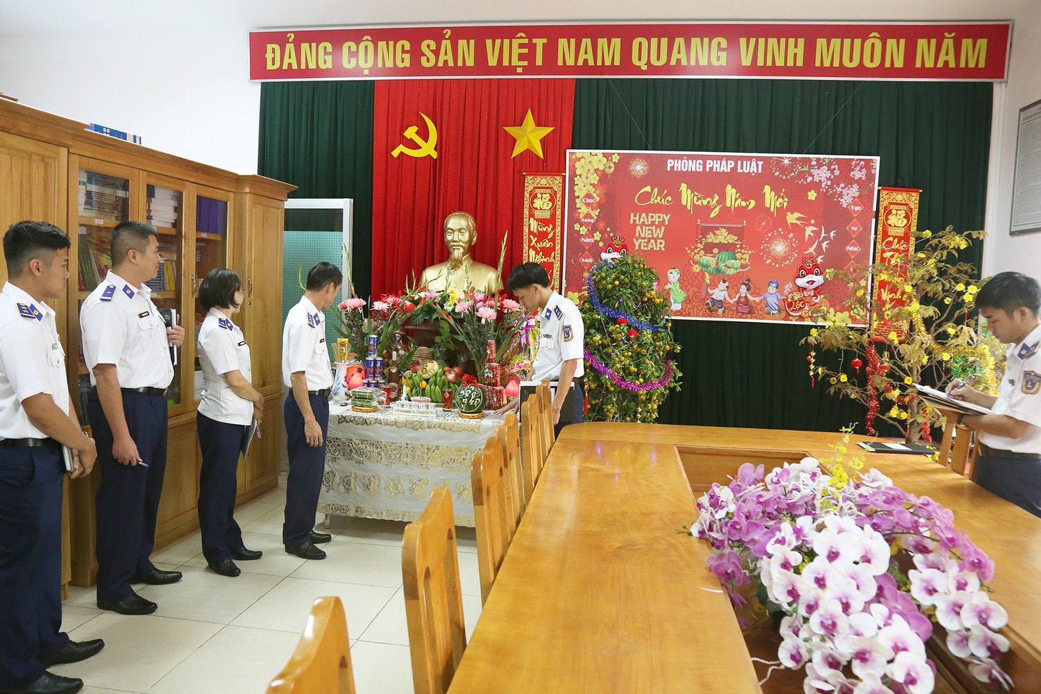 ban-to-chuc-cham-phong-don-xuan-tai-phong-phap-luat.jpg