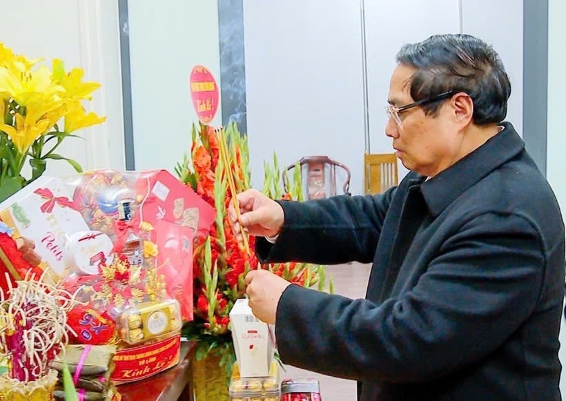 Prime Minister Pham Minh Chinh offers incense in tribute to late Party General Secretary Nguyen Phu Trong at his residence on January 27 evening on the threshold of the Lunar New Year (Tet). (Photo: VNA) z6269369902741-3a941fdb8bfad2e6ba9222570ab622a5.jpg