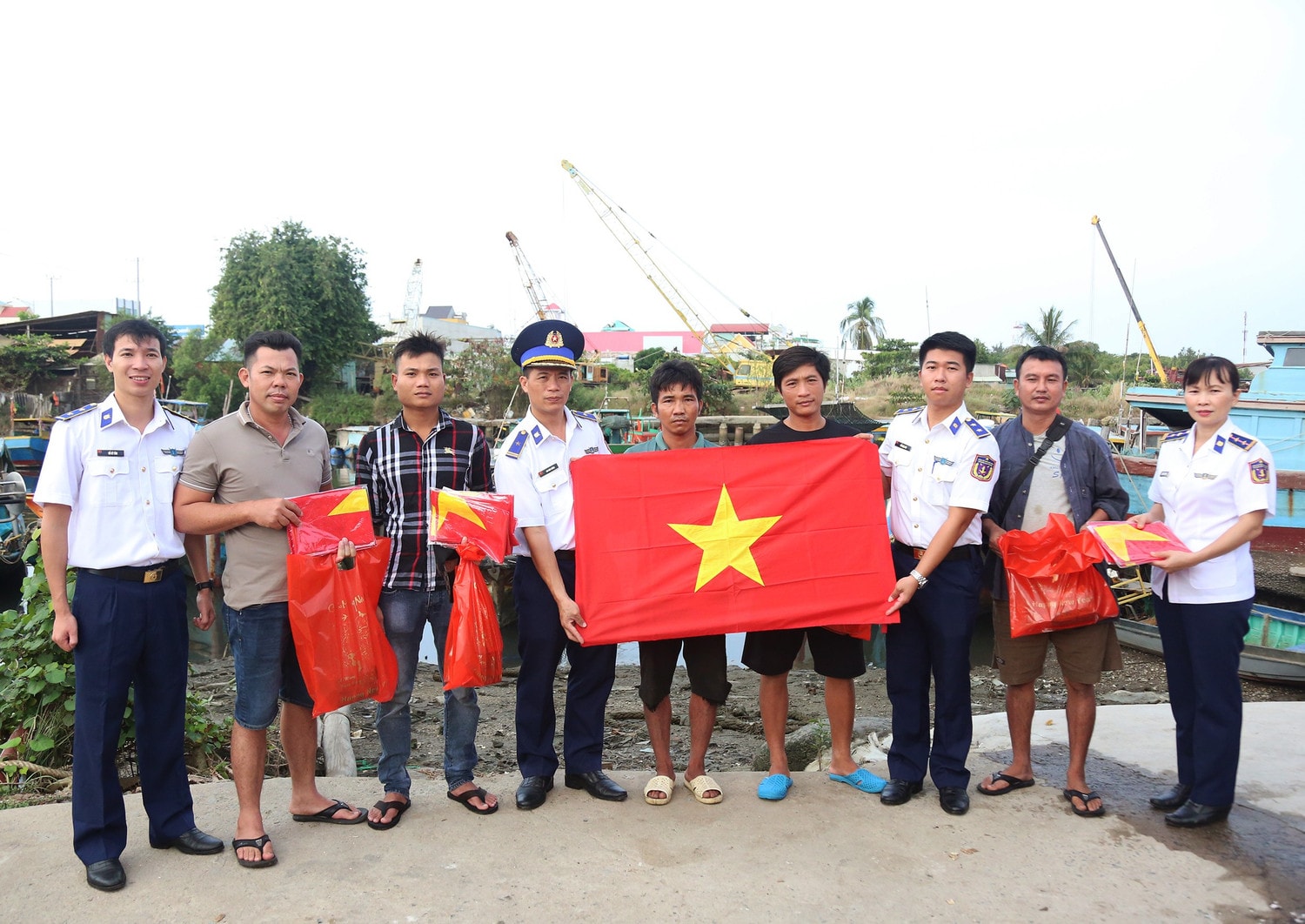 trao-coo-to-quoc-va-qua-cho-ngu-dan-tren-dia-ban-phuong-12-thanh-pho-vung-tau.jpg