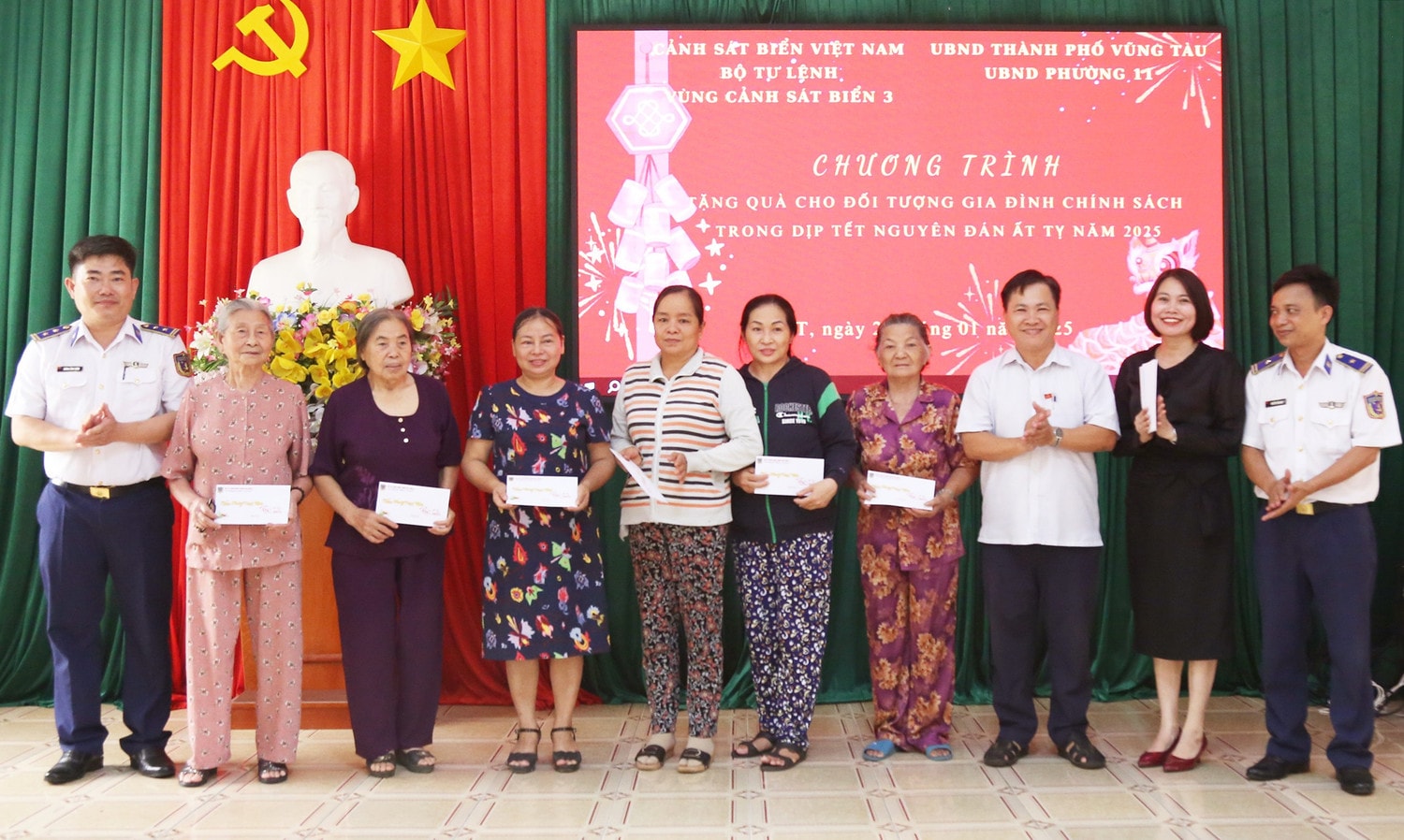 tang-qua-cho-gia-dinh-chinh-sach-tai-phuong-11-thanh-pho-vung-tau.jpg